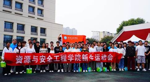 一群人站在建筑前中度可信度描述已自动生成